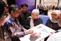 Menteri Ketenagakerjaan Yassierli berbicara dalam Global Parenting Summit 2026 di Bandung, Sabtu (20/6/2026). (Foto Dok Ho/RadarBangsa.co.id)