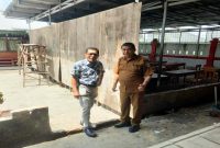 Kondisi ruang kelas tambahan berdinding triplek di SDN 013 Kelurahan Kerinci Timur, Kecamatan Pangkalan Kerinci, Kabupaten Pelalawan, yang menjadi sorotan karena keterbatasan fasilitas belajar bagi lebih dari seribu siswa. (Foto Dok Ho/RadarBangsa.co.id)