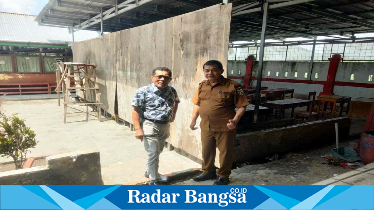 Kondisi ruang kelas tambahan berdinding triplek di SDN 013 Kelurahan Kerinci Timur, Kecamatan Pangkalan Kerinci, Kabupaten Pelalawan, yang menjadi sorotan karena keterbatasan fasilitas belajar bagi lebih dari seribu siswa. (Foto Dok Ho/RadarBangsa.co.id)