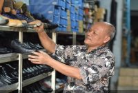 Tri Mulyo saat memproduksi sepatu di workshop Three Stars, Desa Sumbergedang, Pandaan, Kamis (18/6/2026). (Foto Dok Ho/RadarBangsa.co.id)