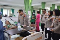 Kapolrestabes Semarang Kombes Pol Heri Wahyudi menjenguk anggota Polri yang sakit dalam kegiatan anjangsana menyambut Hari Bhayangkara ke-80 di Semarang, Kamis (18/6/2026). (Foto Dok Ho/RadarBangsa.co.id)