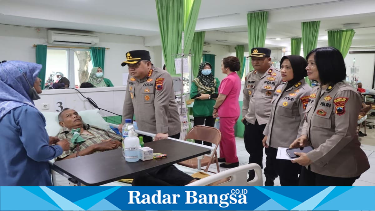 Kapolrestabes Semarang Kombes Pol Heri Wahyudi menjenguk anggota Polri yang sakit dalam kegiatan anjangsana menyambut Hari Bhayangkara ke-80 di Semarang, Kamis (18/6/2026). (Foto Dok Ho/RadarBangsa.co.id)