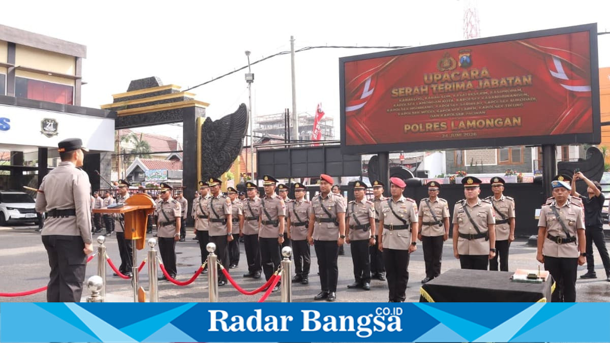 Kapolres Lamongan AKBP Arif Fazlurrahman memimpin upacara serah terima jabatan pejabat utama dan kapolsek jajaran di Mapolres Lamongan, Rabu (24/6/2026). (Foto Dok Ho/RadarBangsa.co.id)