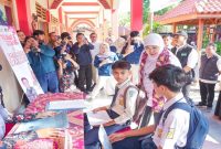 Gubernur Jawa Timur Khofifah Indar Parawansa meninjau proses verifikasi dan validasi data calon murid pada pelaksanaan SPMB SMA/SMK Negeri Tahun Ajaran 2026/2027 di Kabupaten Ngawi. (Foto Dok Ho/RadarBangsa.co.id)