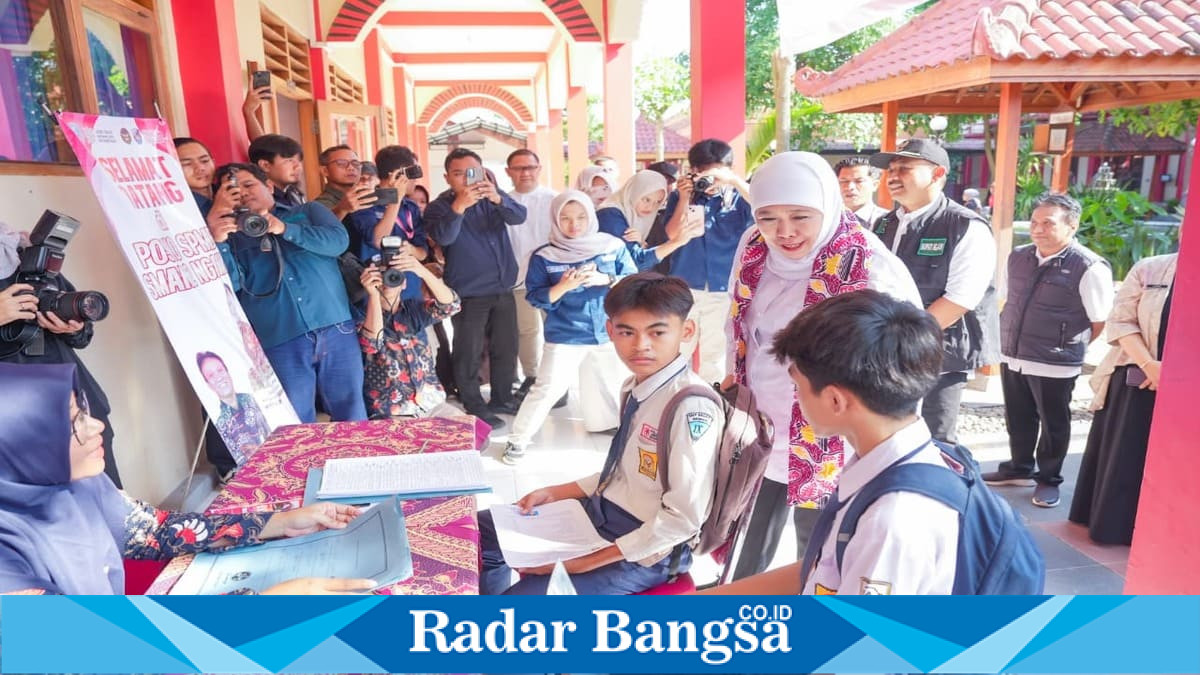 Gubernur Jawa Timur Khofifah Indar Parawansa meninjau proses verifikasi dan validasi data calon murid pada pelaksanaan SPMB SMA/SMK Negeri Tahun Ajaran 2026/2027 di Kabupaten Ngawi. (Foto Dok Ho/RadarBangsa.co.id)