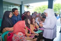 Gubernur Jawa Timur Khofifah Indar Parawansa meninjau proses verifikasi dan validasi data calon murid baru di SMAN 2 Ngawi dan SMKN 1 Ngawi dalam pelaksanaan SPMB Tahun Ajaran 2026/2027. (Foto Dok Ho/RadarBangsa.co.id)