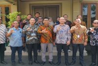 Bupati Lamongan bersama jajaran PLN setelah membahas Program Lamongan Menyala di Pendopo Lokatantra, Lamongan, Kamis (4/6/2026). (Foto Dok Ho/RadarBangsa.co.id)