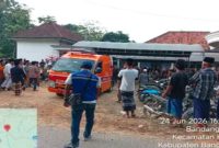 Petugas memfasilitasi pemulangan jenazah PMI asal Desa Tramok, Bangkalan, yang meninggal akibat kecelakaan lalu lintas di Malaysia, Rabu (24/6/2026). (Foto Dok Ho/RadarBangsa.co.id)