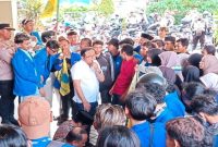 PC PMII Lamongan menggelar aksi di Gedung DPRD Lamongan, Selasa 23 Juni 2026, menolak alih fungsi rawa dan meminta evaluasi program nasional. (Foto Dok Ho/RadarBangsa.co.id)
