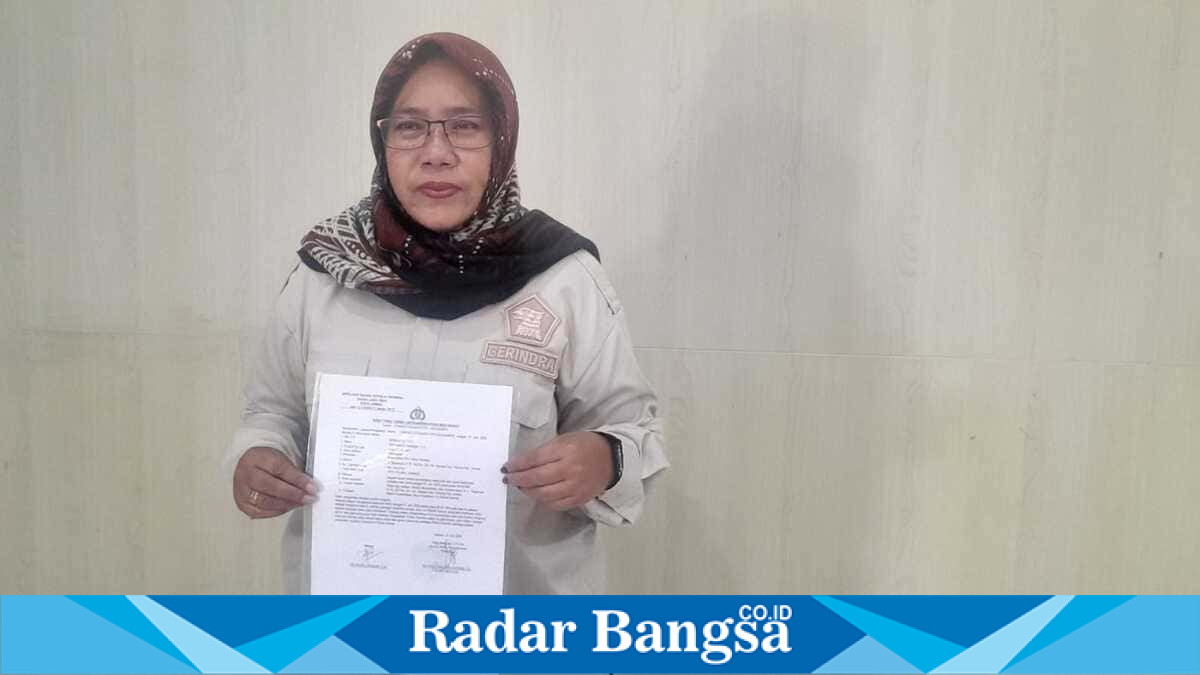 Wakil Ketua DPC Partai Gerindra Jember, Sri Rahayuningsih, melaporkan akun media sosial "Rakhel" ke Polres Jember atas dugaan ujaran kebencian dan pencemaran nama baik partai, Selasa, 2 Juni 2026. (Foto Dok Ho/RadarBangsa.co.id)