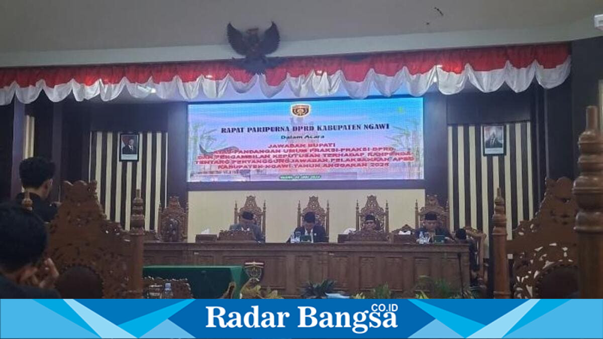 Bupati Ngawi Ony Anwar Harsono menyampaikan jawaban atas pandangan umum fraksi DPRD terkait Ranperda Pertanggungjawaban Pelaksanaan APBD 2025 dalam rapat paripurna DPRD Ngawi, Rabu (24/6/2026). (Foto Dok Ho/RadarBangsa.co.id)