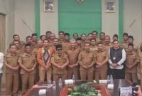 Bupati Bangkalan Lukman Hakim memimpin rapat pengarahan dan penandatanganan pakta integritas bersama kepala pasar se-Kabupaten Bangkalan untuk memperkuat penataan dan digitalisasi pengelolaan pasar tradisional, Selasa (9/6/2026). (Foto Dok Ho/RadarBangsa.co.id)
