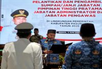 Bupati Pasuruan Rusdi Sutejo atau Mas Rusdi memberikan arahan kepada pejabat yang baru dilantik di Auditorium Mpu Sindok, Kompleks Kantor Bupati Pasuruan, Senin (8/6/2026), (Foto Dok Ho/RadarBangsa.co.id)