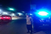 Anggota Polsek Tikung melakukan patroli Blue Light di sejumlah titik strategis wilayah Tikung, Lamongan, Kamis (18/6/2026) dini hari untuk menjaga kamtibmas. (Foto Dok Ho/RadarBangsa.co.id)