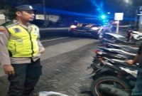 Petugas Polsek Tikung melaksanakan Patroli Blue Light di sejumlah titik rawan kamtibmas pada Kamis dini hari (25/6/2026). (Foto Dok Ho/RadarBangsa.co.id)  