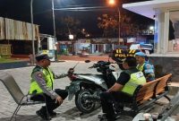 Personel Polsek Tikung melaksanakan patroli objek vital di Masjid Namira Tikung, Kamis (25/6/2026). (Foto Dok Ho/RadarBangsa.co.id)
