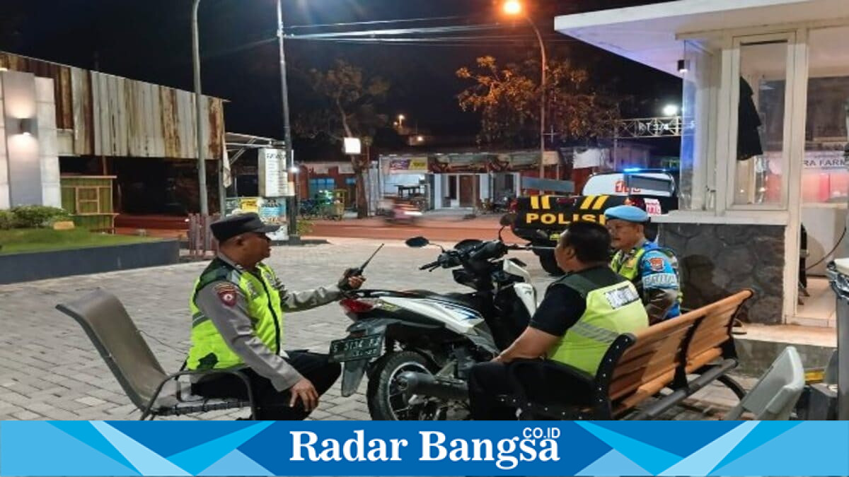 Personel Polsek Tikung melaksanakan patroli objek vital di Masjid Namira Tikung, Kamis (25/6/2026). (Foto Dok Ho/RadarBangsa.co.id)