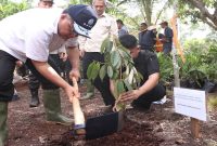 Menteri LH/Kepala BPLH Jumhur Hidayat meninjau pembangunan sekat kanal dan pengelolaan air gambut di Kabupaten Pelalawan, Riau, Kamis (18/6/2026). (Foto Dok Ho/RadarBangsa.co.id)