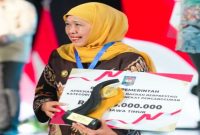 Gubernur Jawa Timur Khofifah Indar Parawansa menerima penghargaan Terbaik I Kategori Penurunan Tingkat Pengangguran pada ajang Apresiasi Pemerintah Daerah Berprestasi 2026 Regional Jawa-Bali di Yogyakarta Marriott Hotel, Kamis, 4 Juni 2026. (Foto: Dok Ho/RadarBangsa.co.id)