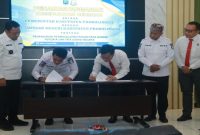 Bupati Probolinggo dr. Mohammad Haris bersama Kepala Kejari Kabupaten Probolinggo Mohammad Anggidigdo usai menandatangani kesepakatan bersama penanganan hukum bidang Perdata dan Tata Usaha Negara. Rabu, 10 Juni 2026 (Foto Dok Ho/RadarBangsa.co.id)