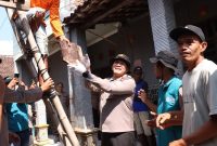 Kapolres Lamongan memimpin kegiatan bedah rumah dan penyaluran bantuan sosial di Desa Sidodowo, Kecamatan Modo, Jumat (26/6/2026), dalam rangka Hari Bhayangkara ke-80. (Foto Dok Ho/RadarBangsa.co.id)