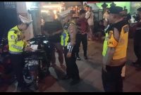 Petugas Polres Lamongan memeriksa kendaraan saat operasi cipta kondisi dan razia knalpot brong di wilayah Babat, Lamongan, Sabtu malam. (Foto Dok Ho/RadarBangsa.co.id)