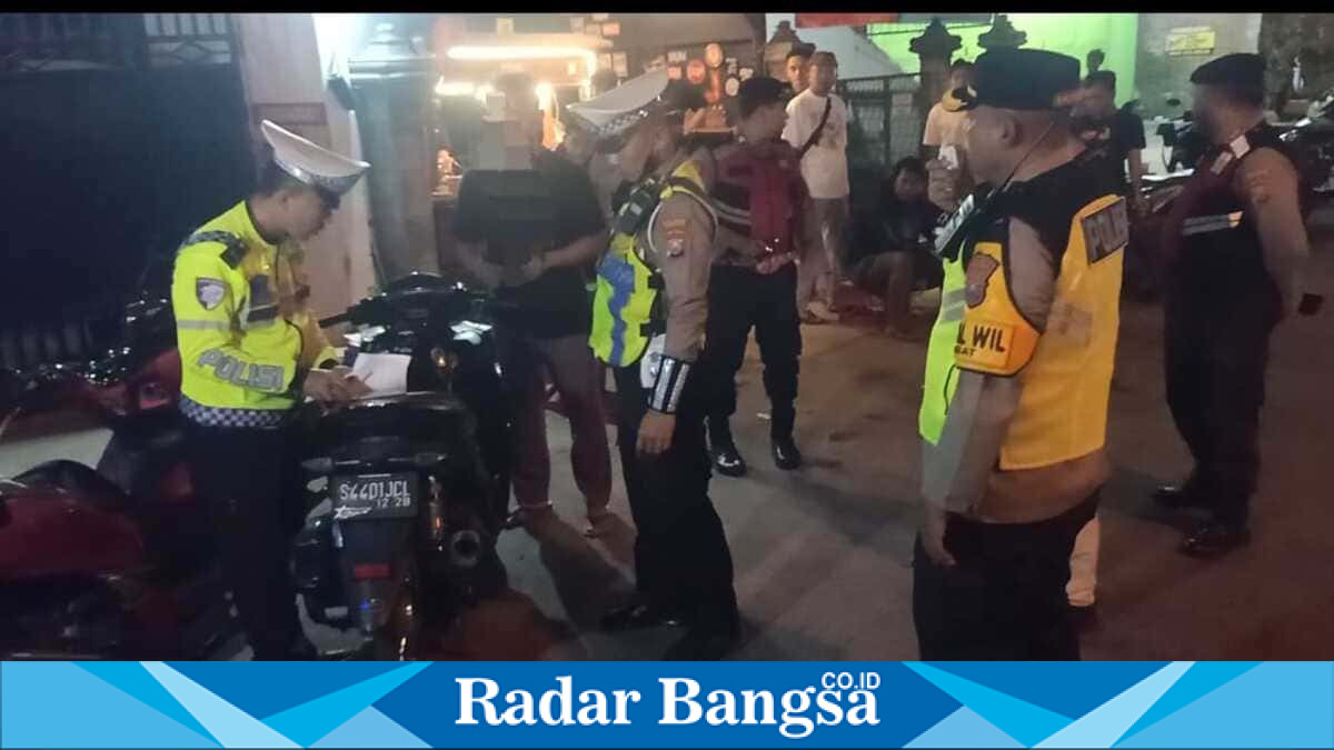 Petugas Polres Lamongan memeriksa kendaraan saat operasi cipta kondisi dan razia knalpot brong di wilayah Babat, Lamongan, Sabtu malam. (Foto Dok Ho/RadarBangsa.co.id)