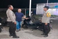 Personel Polsek Tikung melaksanakan Patroli Kota Presisi (PKP) di sejumlah objek vital, termasuk Masjid Namira, SPBU Tikung, dan Bank BRI Unit Tikung, Lamongan, Senin (8/6/2026). (Foto Dok Ho/RadarBangsa.co.id)