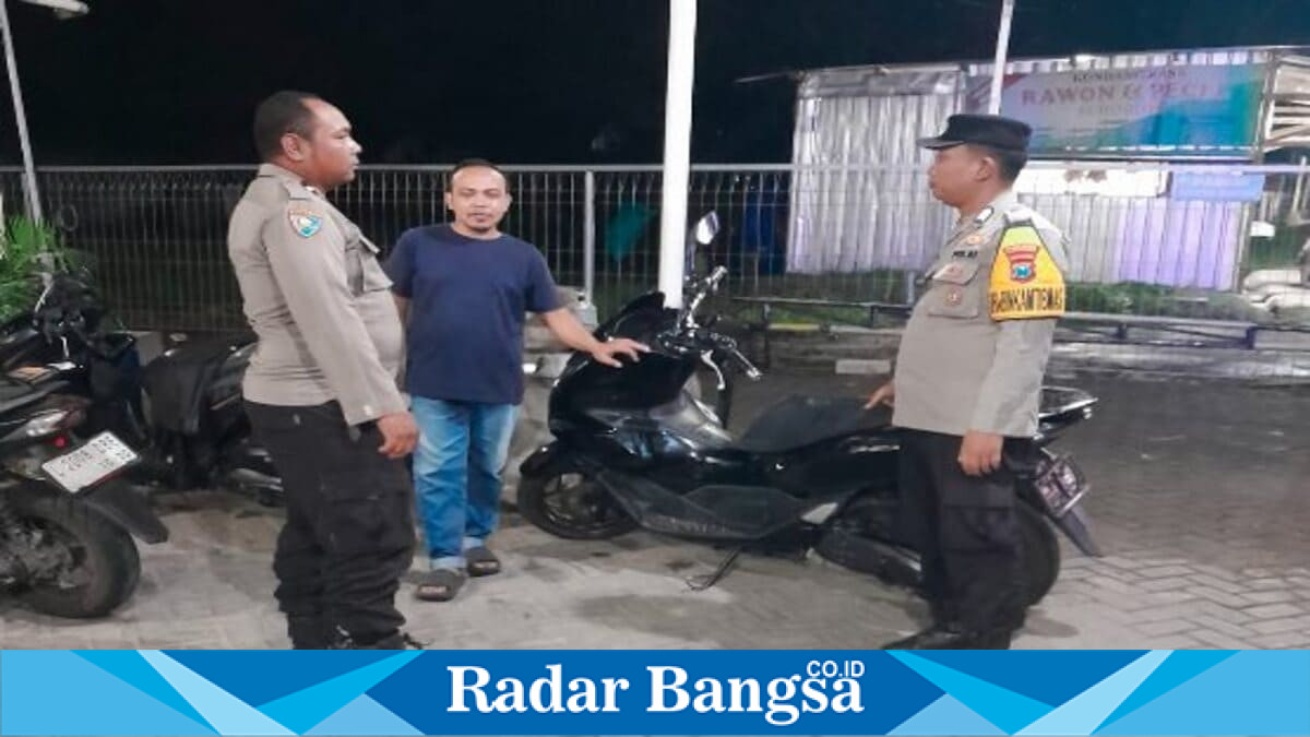 Personel Polsek Tikung melaksanakan Patroli Kota Presisi (PKP) di sejumlah objek vital, termasuk Masjid Namira, SPBU Tikung, dan Bank BRI Unit Tikung, Lamongan, Senin (8/6/2026). (Foto Dok Ho/RadarBangsa.co.id)