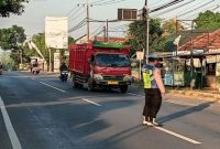 Personel Polsek Tikung mengatur arus lalu lintas di Simpang Tiga depan Mako Polsek Tikung dan Simpang Tiga Pule, Jumat (26/6/2026). (Foto Dok Ho/RadarBangsa.co.id)