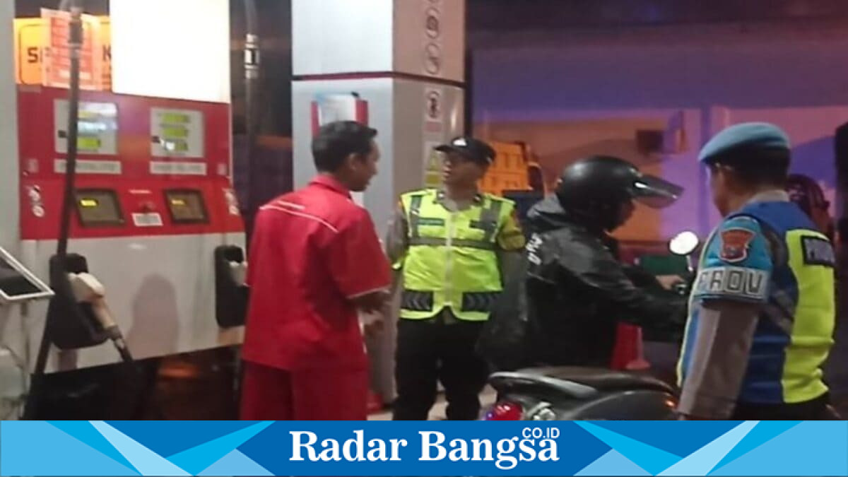 Personel Polsek Tikung melaksanakan patroli objek vital di sejumlah lokasi strategis Kecamatan Tikung, Lamongan, Jumat malam (19/6/2026). (Foto Dok Ho/RadarBangsa.co.id)