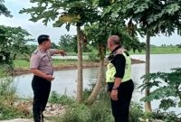 Personel Polsek Tikung melaksanakan Patroli Kota Presisi (PKP) untuk mengantisipasi potensi bencana alam berupa banjir, pohon tumbang, dan tanah longsor di Tikung, Lamongan, Senin (8/6/2026). (Foto Dok Ho/RadarBangsa.co.id)