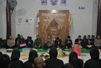 Kapolsek Tikung AKP Anang Purwo Widodo bersama Ketua PSHT Ranting Tikung Mas Sholikin saat tasyakuran Malam 1 Suro, Senin, 15 Juni 2026. (Foto Dok Ho/RadarBangsa.co.id)