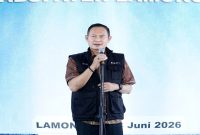Bupati Lamongan Yuhronur Efendi saat panen serentak tebu di Desa Mantup, Kecamatan Mantup, Kabupaten Lamongan, Kamis (18/6), di tengah dorongan program Bongkar Ratoon 2026. (Foto Dok Ho/RadarBangsa.co.id)