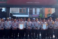 Kapolres Lamongan AKBP Arif Fazlurrahman menyerahkan penghargaan kepada anggota berprestasi saat upacara di Mapolres Lamongan, Rabu, 3 Juni 2026. (Foto Dok Ho/RadarBangsa.co.id)