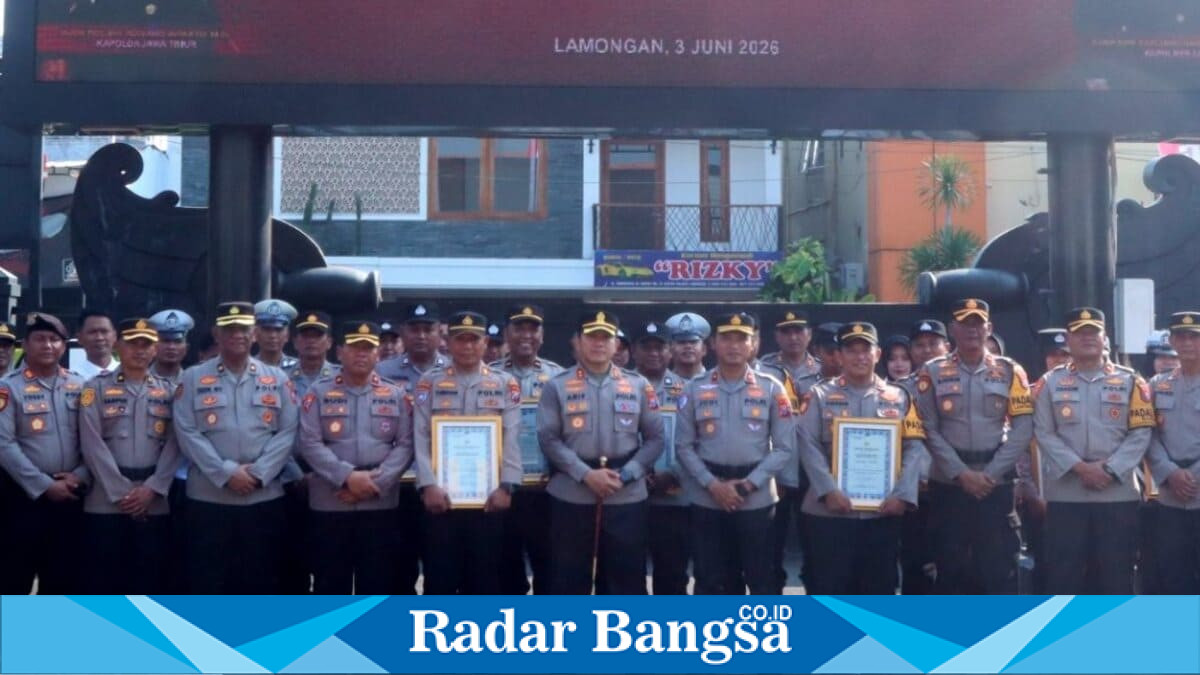 Kapolres Lamongan AKBP Arif Fazlurrahman menyerahkan penghargaan kepada anggota berprestasi saat upacara di Mapolres Lamongan, Rabu, 3 Juni 2026. (Foto Dok Ho/RadarBangsa.co.id)