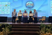 Tim RSUD H. Moh. Ruslan Kota Mataram menerima penghargaan Juara 3 LAM KPRS Award 2026 melalui inovasi GEMPITA pada puncak acara di Grand Mercure Hotel Medan, Jumat (26/6/2026). (Foto Dok Ho/RadarBangsa.co.id)