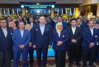 Ketua Umum PP IKA UNAIR Khofifah Indar Parawansa bersama Ketua Dewan Pakar PP IKA UNAIR AHY saat Rakor Dewan Pakar di Kampus C UNAIR Surabaya, Selasa (23/6/2026). (Foto Dok Ho/RadarBangsa.co.id)