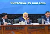 Ketua Umum PP IKA UNAIR Khofifah Indar Parawansa bersama Ketua Dewan Pakar PP IKA UNAIR Agus Harimurti Yudhoyono saat Rakor Dewan Pakar PP IKA UNAIR di Kampus C UNAIR Surabaya, Selasa (23/6/2026). (Foto Dok Ho/RadarBangsa.co.id)