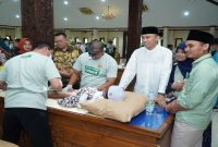Wakil Bupati Lamongan Dirham Akbar Aksara hadiri khitan massal 104 anak di Pendopo Lokatantra, Selasa (23/6). (Foto Dok Ho/RadarBangsa.co.id)