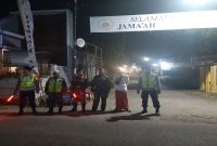 Anggpta Polsek Tikung dan petugas gabungan mengamankan kegiatan Majelis Dzikir Maulidurrasul Muhammad SAW di Masjid Al-Ikhlas, Kecamatan Tikung, Lamongan, Sabtu (27/6/2026). (Foto Dok Ho/RadarBangsa.co.id)