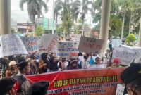 Ribuan warga tergabung dalam FMJM menggelar aksi damai di DPRD Jember mendukung Program Makan Bergizi Gratis. Sabtu, 20 Juni 2026 (Foto Dok Ho/RadarBangsa.co.id)
