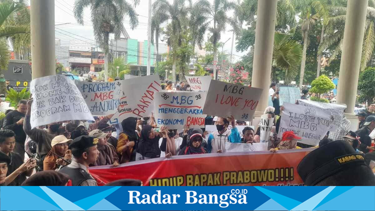 Ribuan warga tergabung dalam FMJM menggelar aksi damai di DPRD Jember mendukung Program Makan Bergizi Gratis. Sabtu, 20 Juni 2026 (Foto Dok Ho/RadarBangsa.co.id)