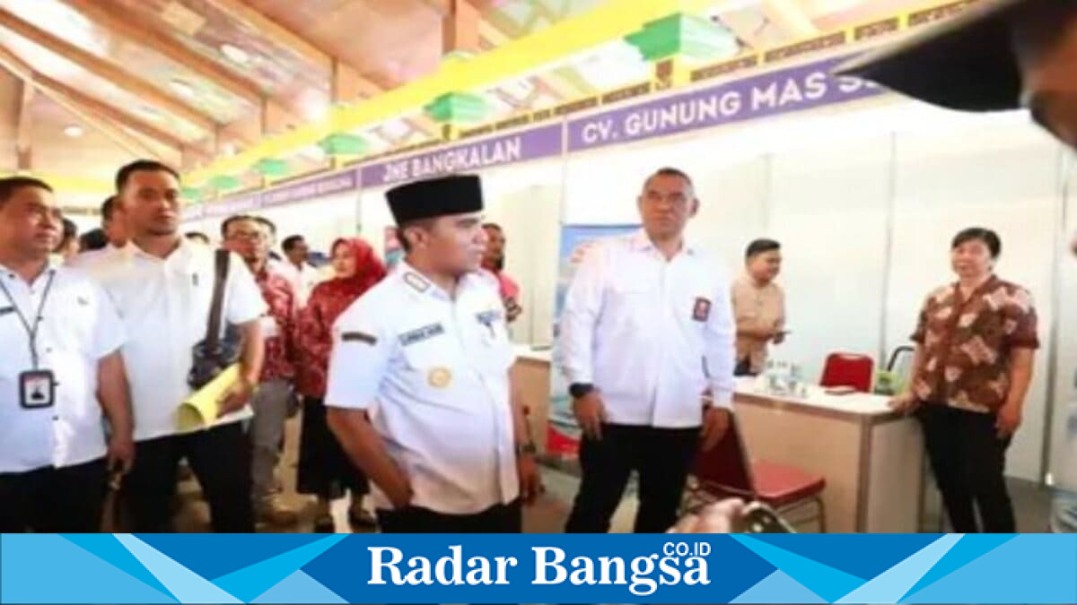 Bupati Bangkalan Lukman Hakim menghadiri pembukaan Job Fair 2026 di Pendopo Agung Bangkalan yang diikuti ribuan pencari kerja dan menghadirkan 32 perusahaan dengan total 3.345 lowongan pekerjaan. Rabu, 10 Juni 2026 (Foto Dok Ho/RadarBangsa.co.id)