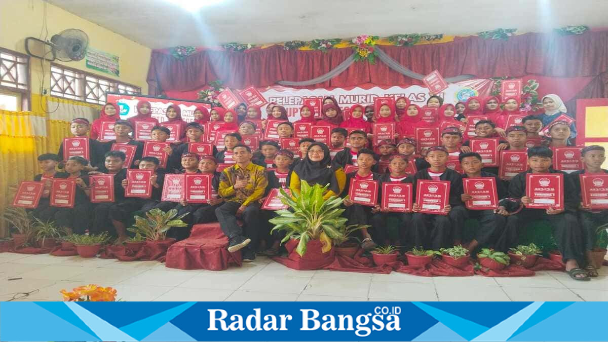 Pelepasan siswa kelas VI SDN Tunjung 01 Bangkalan dengan Khanza Rahmania Cahyadi raih nilai tertinggi Rabu, 10 Juni 2026 (Foto Dok Ho/RadarBangsa.co.id)