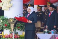 Gubernur Jawa Timur Khofifah Indar Parawansa memimpin Upacara Peringatan Hari Lahir Pancasila 2026 di Gedung Negara Grahadi Surabaya, Senin, 1 Juni 2026. (Foto Dok Ho/RadarBangsa.co.id)