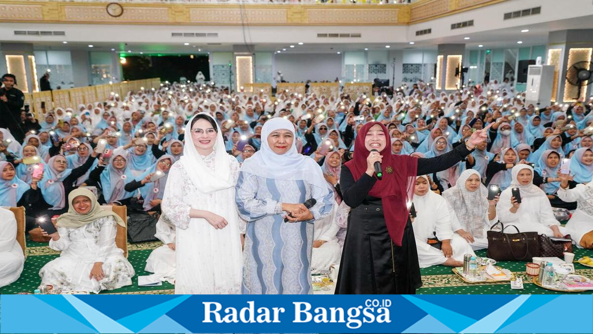 Gubernur Jawa Timur Khofifah Indar Parawansa menghadiri dzikir, sholawat, dan doa bersama menyambut Tahun Baru Islam 1448 Hijriah di Masjid Raya Islamic Centre Jawa Timur, Surabaya, Senin, 15 Juni 2026. (Foto Dok Ho/RadarBangsa.co.id)