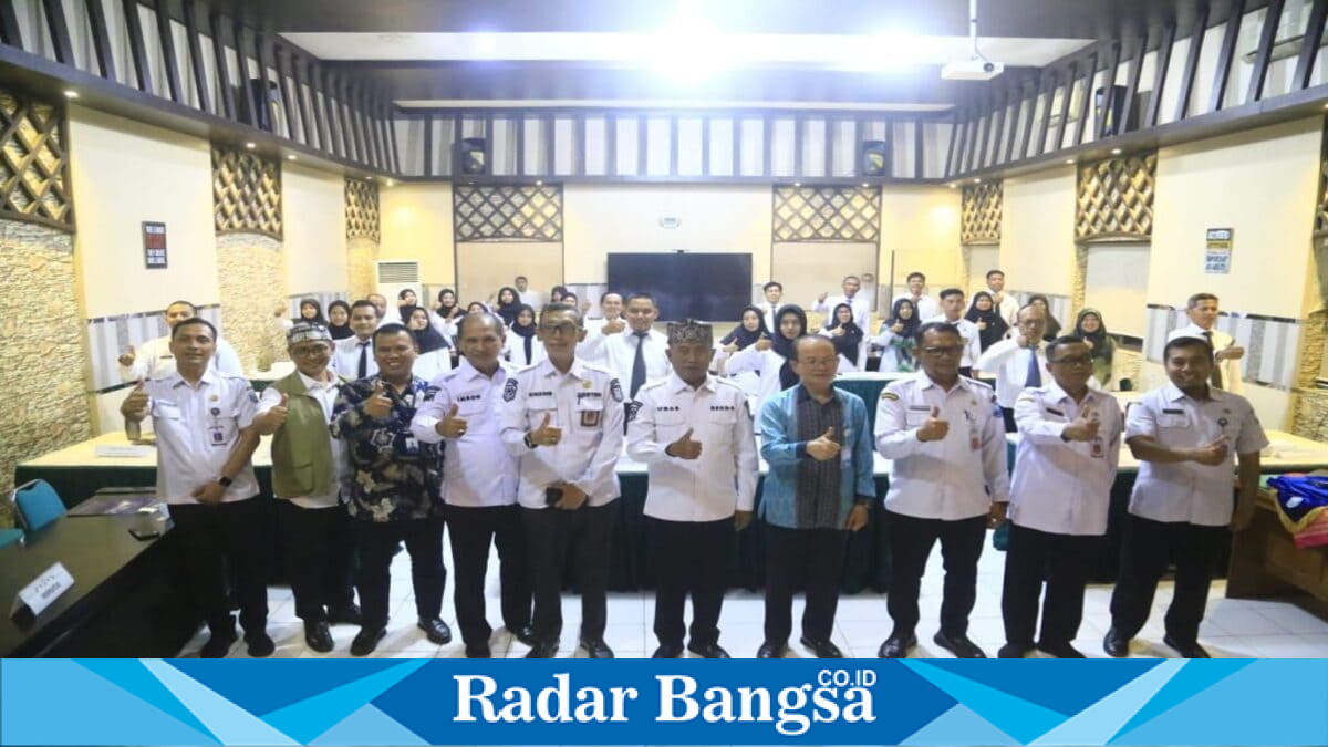 Sekda Kabupaten Probolinggo Ugas Irwanto menutup pelatihan SAKIP di Gedung Diklat BKPSDM Kecamatan Dringu bersama jajaran OPD dan BPKP Jawa Timur. Rabu, 10 Juni 2026 (Foto Dok Ho/RadarBangsa.co.id)