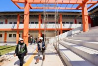 Bupati Banyuwangi Ipuk Fiestiandani meninjau pembangunan Sekolah Rakyat di Desa Blambangan, Kecamatan Muncar, yang progres pengerjaannya telah mencapai sekitar 75 persen, Senin (8/6/2026). (Foto Dok Ho/RadarBangsa.co.id)