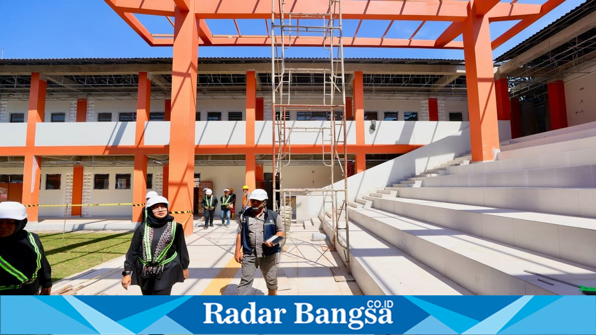 Bupati Banyuwangi Ipuk Fiestiandani meninjau pembangunan Sekolah Rakyat di Desa Blambangan, Kecamatan Muncar, yang progres pengerjaannya telah mencapai sekitar 75 persen, Senin (8/6/2026). (Foto Dok Ho/RadarBangsa.co.id)